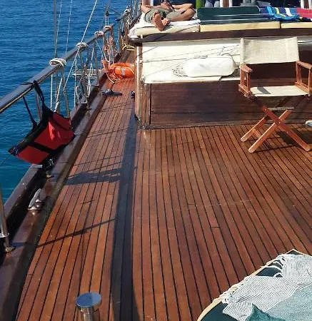 Botel Lady Rose *